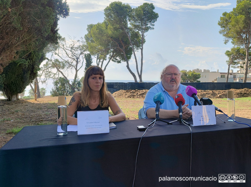 L'arqueòloga Elisabet Moner i l'alcalde Jordi Soler, avui al Collet.