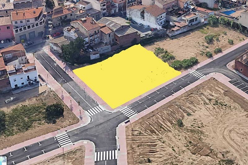 Delimitat de color groc on es farà el primer edifici públic de lloguer assequible al carrer de Núria. (Foto: Google Earth).
