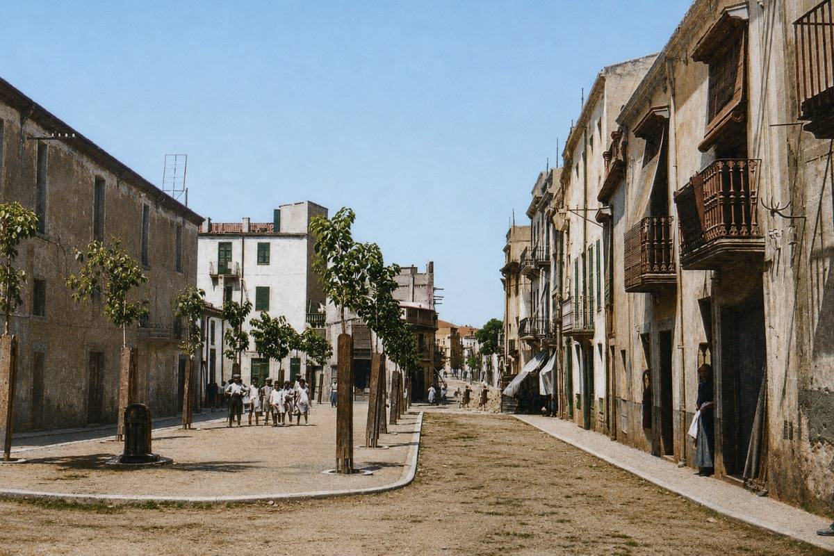 Imatge antiga colorejada amb IA de la Plaça dels Arbres de Palamós. (Foto: Servei d'Arxiu Municipal).