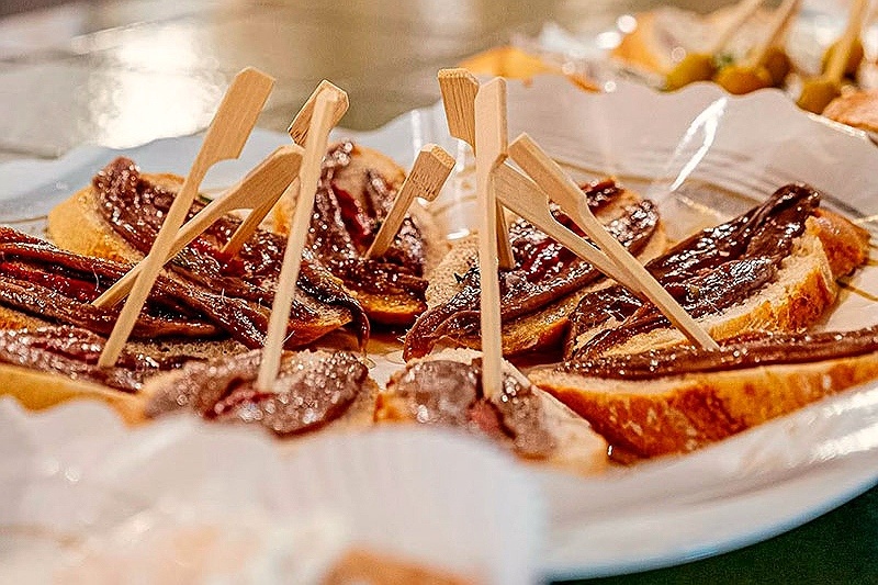 Del 9 al 25 d'octubre, diverses tavernes us ofereixen un mos i un toc per 4,50€. (Foto: Turisme Palamós).