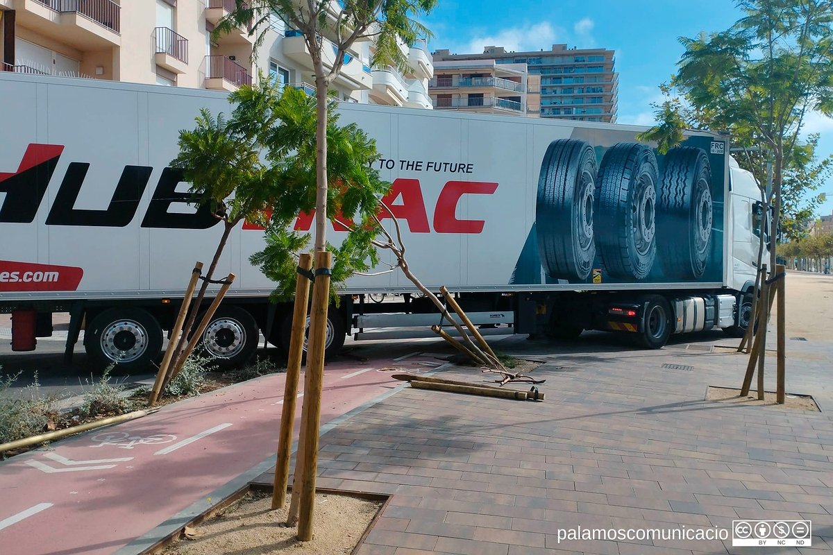 El camió ha quedat encallat quan es volia incorporar al passeig del Mar des del carrer d'Enric Vincke.