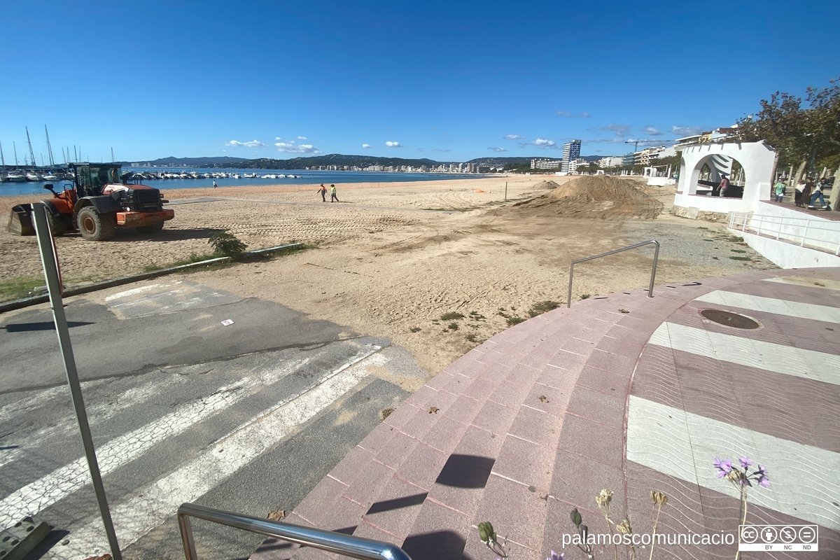 Maquinària treballant al passeig del Mar de Palamós, aquest migdia.