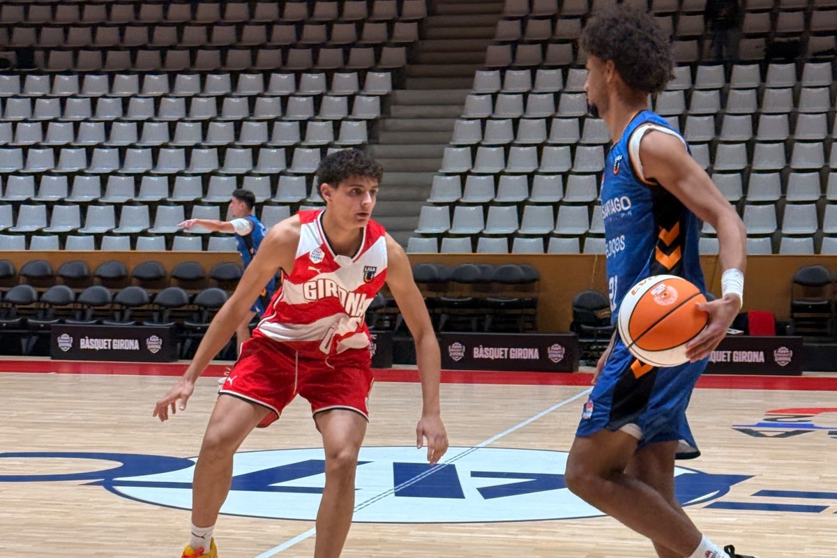 Albert Sánchez, a la dreta, en un instant del seu debut contra el Burgos. (Foto: Joan Danés).