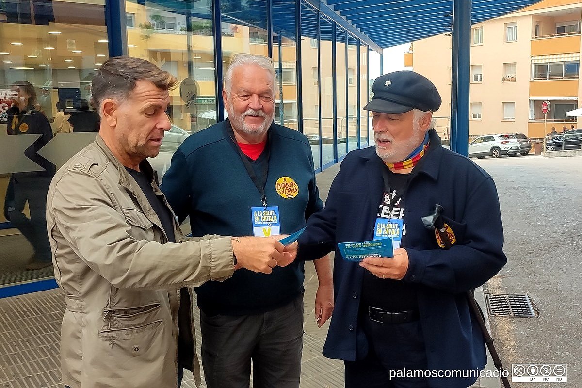 Integrans de l'ANC entregant fulletons de la campanya, aquest matí.