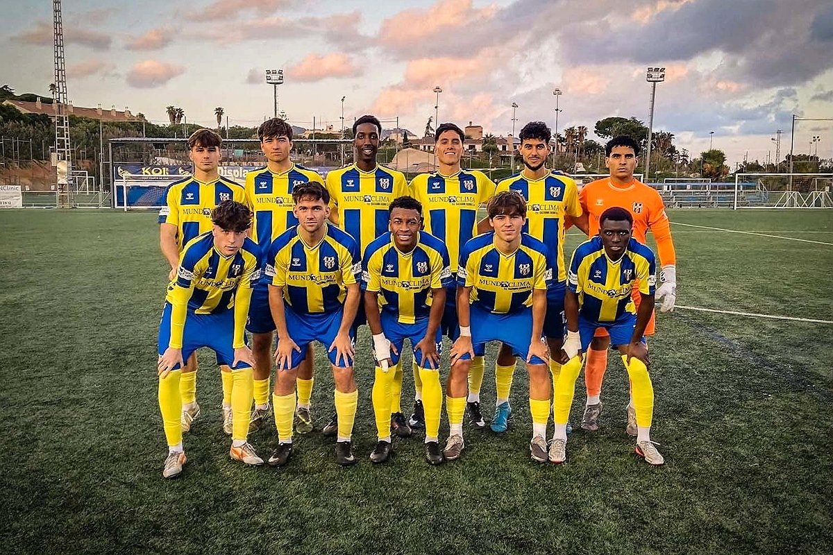 L'onze inicial del Palamós en el partit disputat avui contra el Juventus-Lloret. (Foto: Palamós CF - Laura Heras).