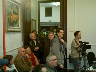 Representants dels marxants, drets, ahir a la porta de la sala de plens