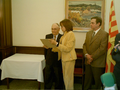 La presidenta provincial de Creu Roja, Roser Llevat, amb els dos homenatjats