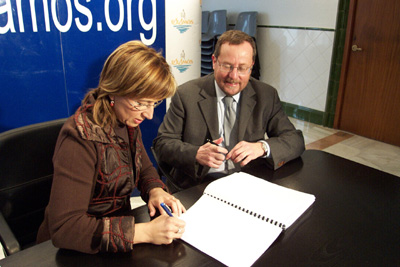 Teresa Ferrés i Jordi de Pineda en el moment de la firma del contracte, aquest matí
