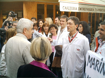 El President de la Generalitat parlant amb els metges en vaga