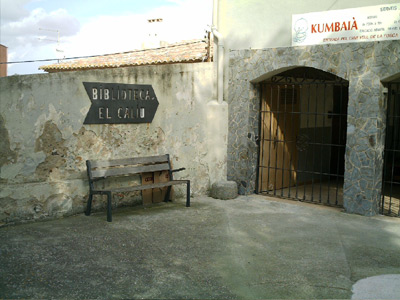 Entrada a la biblioteca El Caliu
