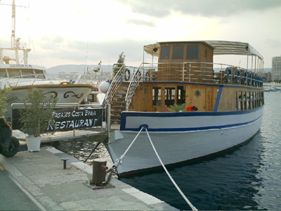 El vaixell restaurant Pasajes Costa Brava en la seva actual ubicació