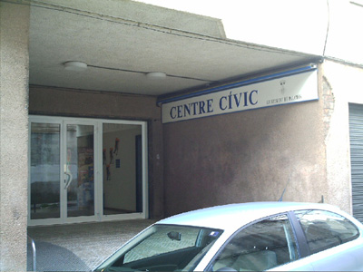 Entrada a les dependències del centre cívic.