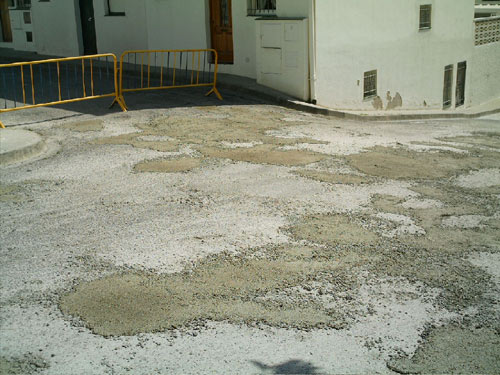 Forats tapats en un carrer de la urbanització Roca Brava.