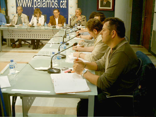 El regidor Francesc Matés, en primer terme, durant el ple.