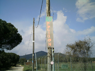 Un cartell contrari al polígon industrial, al sector de La Pietat.
