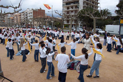 Nens i nenes ballant sardanes al passeig del Mar.