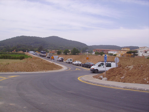 El nou vial de Mont-ras, vist des del camp de futbol.