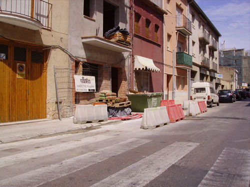 Ocupació de la via pública en una obra, avui a Palamós.