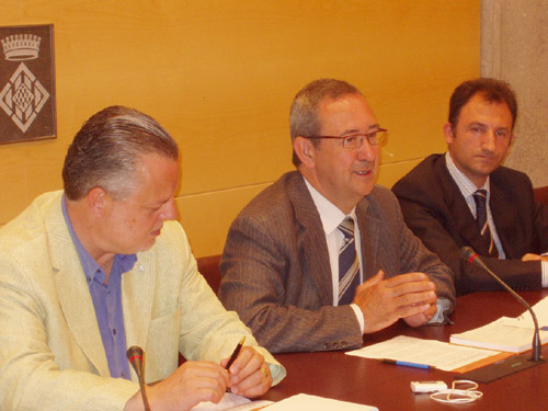 El president de la Diputació de Girona, Carles Páramo, al centre, avui durant la presentació del manual.
