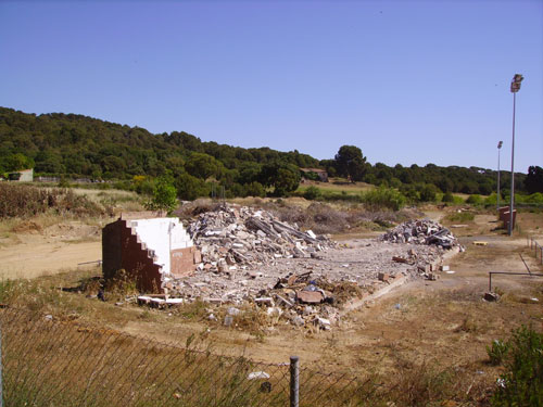 Les restes dels vestidors enderrocats.