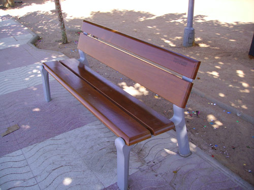 Un dels nous bancs del passeig del Mar.