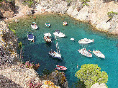 Embarcacions fondejades a la cala dels Corbs, a Palamós.