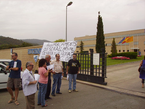 Membres de la secció de CCOO, aquest migdia a la porta de la Hutchinson.