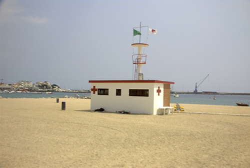 Lloc de socors de Creu Roja a la platja Gran de Palamós.