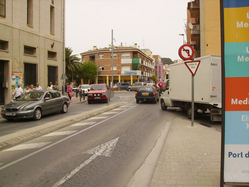 Trànsit lent, aquest matí, a prop del giratori de correus.