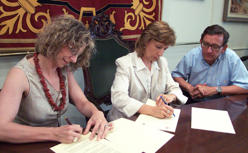 Turu, Ferrés i el regidor Joan Gea, ahir durant la firma del conveni.