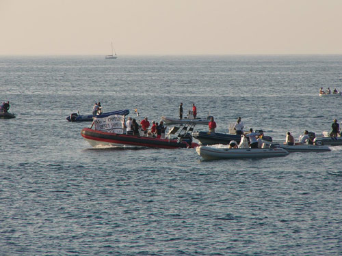 Embarcacions protestant per la celebració del campionat de pesca submarina.