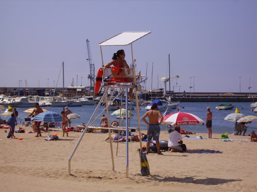 La cadira de Creu Roja a la platja Gran de Palamós.