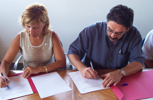 Teresa Ferrés i Enric Vilert, firmant el conveni.