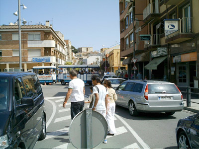 Trànsit lent a la rotonda de Correus, en un dia de mercat.