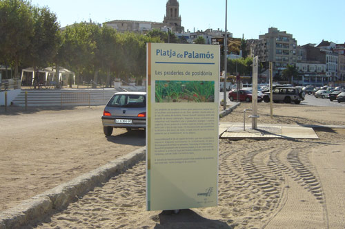 Un dels nous plafons informatius situats a la platja Gran.