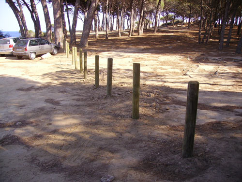Els pals delimiten la zona a la qual no es pot accedir amb cotxe.