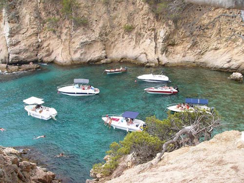 Embarcacions a la cala dels Corbs, ahir a la tarda.
