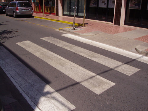 Un pas de vianants del carrer del President Macià, pintat la setmana passada.