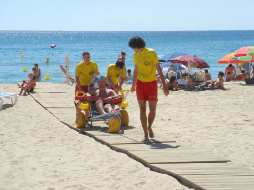 Servei de cadira amfíbia a la platja de Torre Valentina.