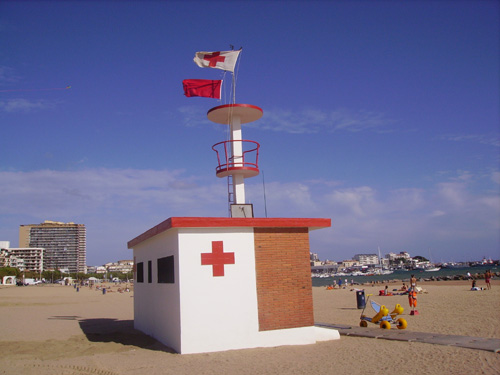 La bandera vermella hissada a la platja Gran de Palamós.