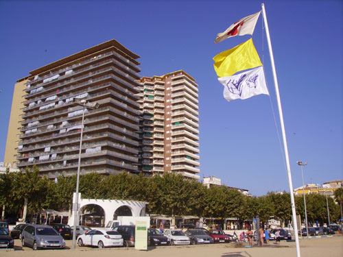 La bandera que alerta de la presència de meduses, hissada aquesta tarda a la platja Gran de Palamós.