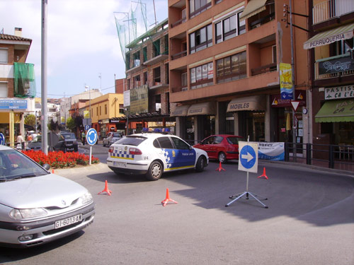 Dispositiu de la Policia Local de Palamós, aquest matí al giratori de Correus.