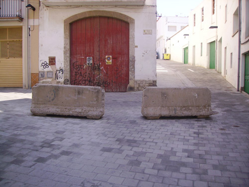 Els blocs de formigó que impedeixen el pas dels cotxes al carrer de Roger de Llúria.