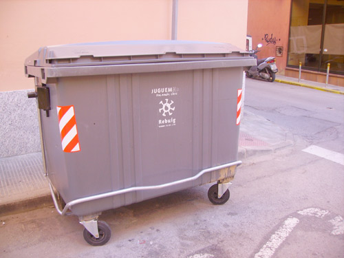 Un dels nous contenidors grans que es van posant als carrers de Palamós.
