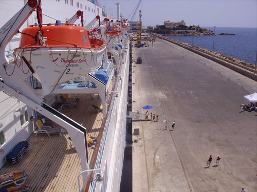 El moll comercial del port de Palamós vist des del Thomson Spirit.