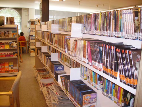 Un dels racons de la biblioteca Lluís Barceló i Bou de Palamós.