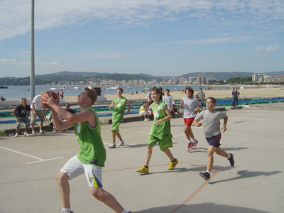 Jugadors de bàsquet de Rheda-Wiedenbrück, durant una anterior estada a Palamós.