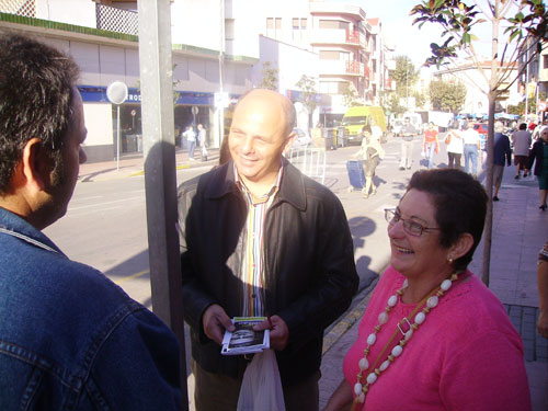 Joan Boada, al centre, aquest matí al mercat de Palamós.