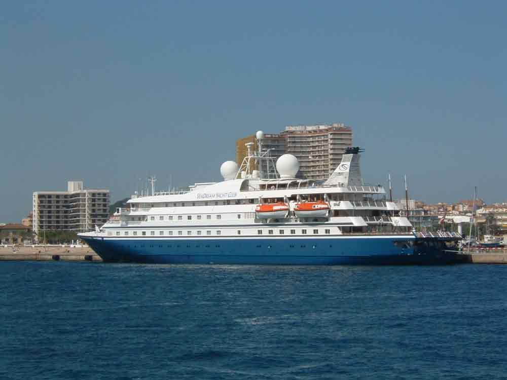 La Cambra ha participat a la Fira de Nàpols per promocionar el port de Palamós com a destinació de creuers. Imatge del SeaDream-I.
