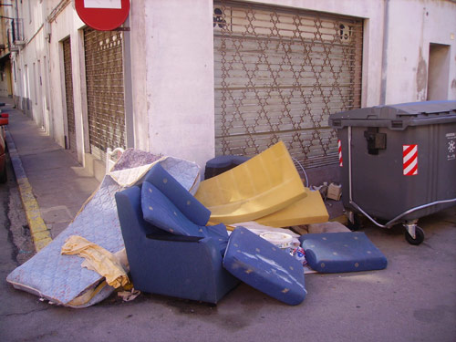 Trastos vells abandonats en un carrer de Palamós.